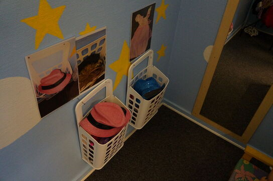 Diverse legetøj, stole, legekøkken, m.v.