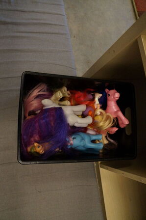 2 stk. reoler inkl. Diverse legetøj, m.v.