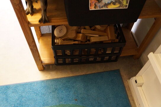 2 stk. reoler inkl. Diverse legetøj, m.v.