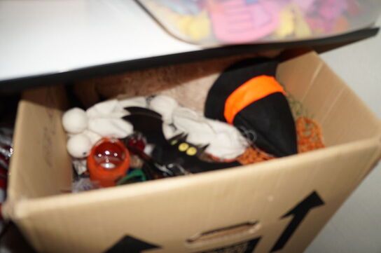 Indhold i rum af diverse kreating, nissehuer, m.v.