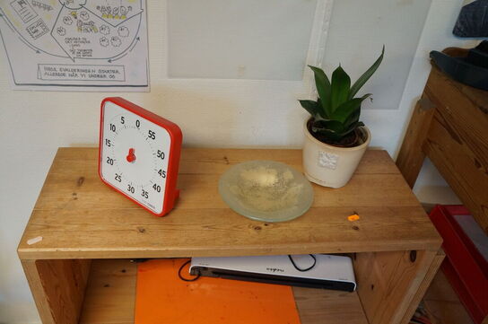 Skrivepult, reol m.v.