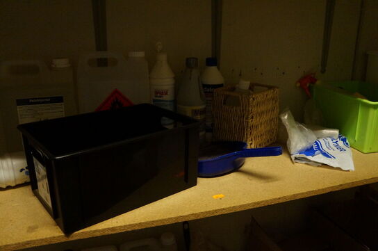 Indhold i rum af diverse legetøj, højstole, m.v.