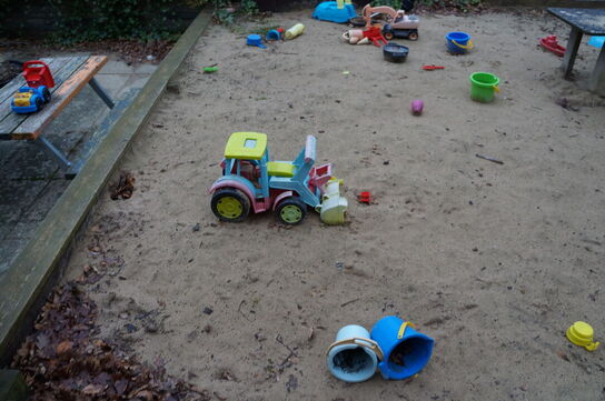 Legehus inkl. Sandkasse legetøj