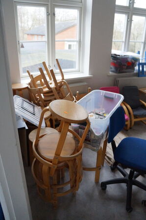 Indhold i rum af diverse stole, m.v.