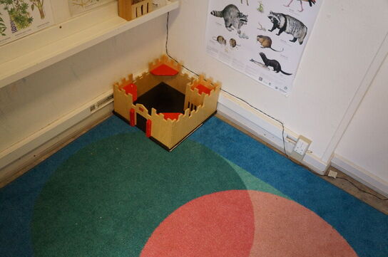 2 stk. reoler inkl. Diverse legetøj, m.v.