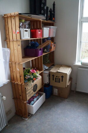 Reoler med indhold af diverse legetøj, julepynt, m.v.