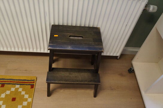 2 stk. reoler inkl. Diverse legetøj, m.v.