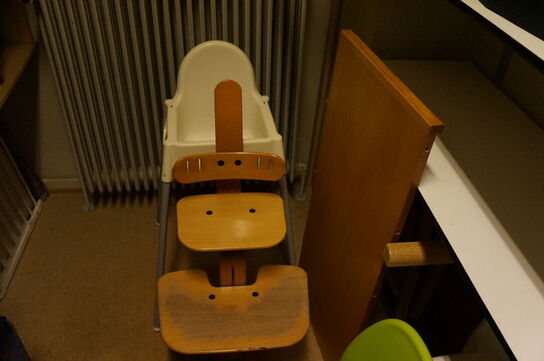 Indhold i rum af diverse legetøj, højstole, m.v.