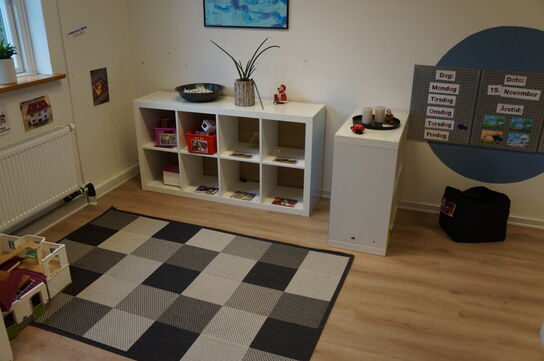 3 stk. reoler inkl. Diverse legetøj, m.v.