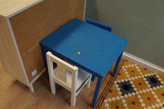 2 stk. reoler inkl. Diverse legetøj, m.v.