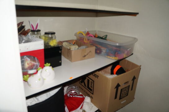 Indhold i rum af diverse kreating, nissehuer, m.v.