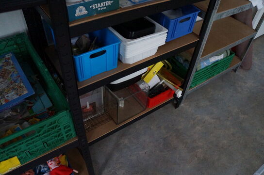 Reoler med indhold af diverse legetøj, julepynt, m.v.