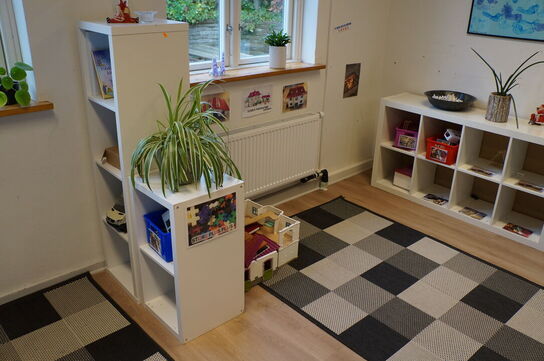 3 stk. reoler inkl. Diverse legetøj, m.v.