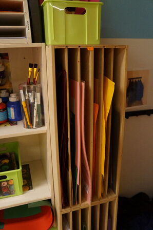 Reol med indhold af diverse kreating