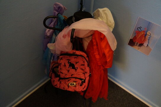 Diverse legetøj, stole, legekøkken, m.v.