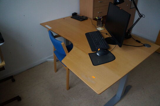 2 stk. reoler, skrivebord, whiteboard, m.v.