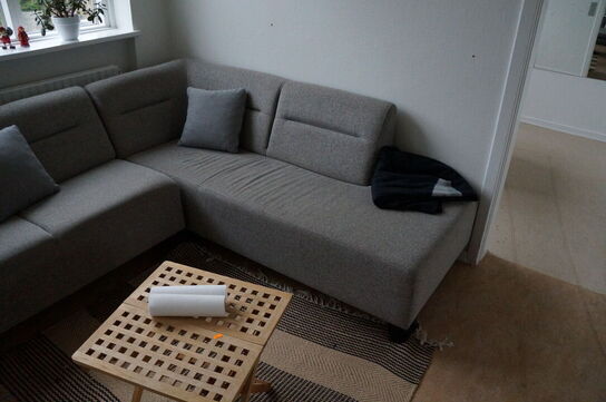 Sofagruppe, bord, tæppe, m.v.