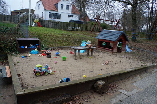 Legehus inkl. Sandkasse legetøj