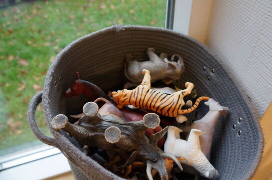 2 stk. reoler inkl. Diverse legetøj, m.v.