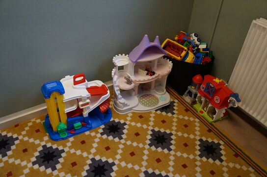 2 stk. reoler inkl. Diverse legetøj, m.v.