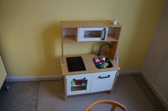 2 stk. reoler inkl. Diverse legetøj, m.v.