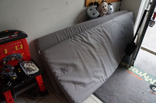 Diverse legetøj, madrasser, m.v.