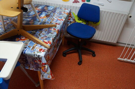 Bord inkl. Højstole, m.v.