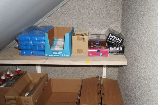 Parti papir, sæbe, handsker, m.v.