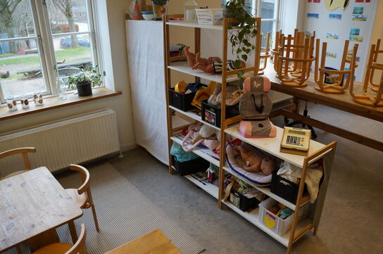 2 stk. reoler inkl. Diverse legetøj, m.v.