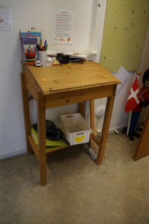 Skrivepult, reol m.v.