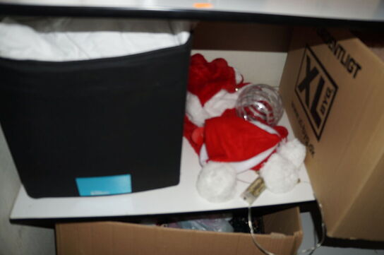 Indhold i rum af diverse kreating, nissehuer, m.v.