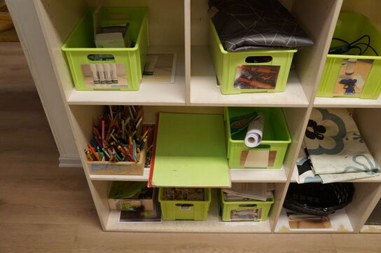 Reol med indhold af diverse kreating