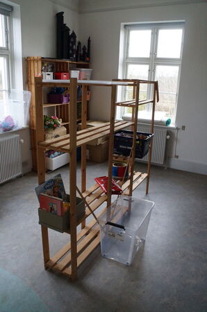 Reoler med indhold af diverse legetøj, julepynt, m.v.