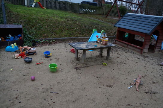 Legehus inkl. Sandkasse legetøj