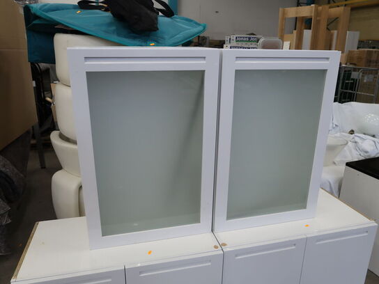 Skabe 2 stk. underskabe og 2 stk. overskabe med glasrude