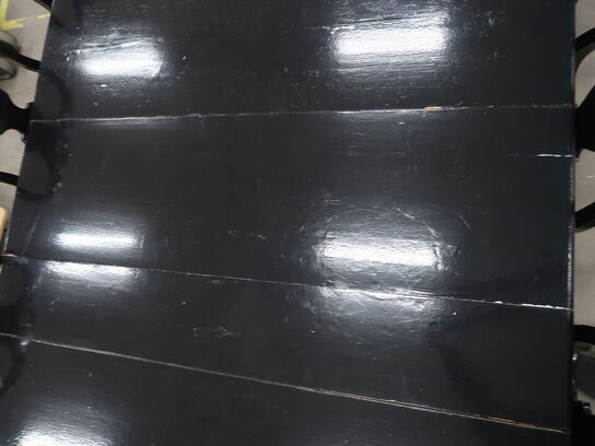 Spisebord med 3 tillægsplader og 10 stk. stole fra LYSBERG, HANSEN & THERP