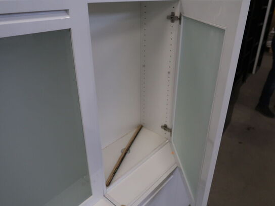 Skabe 2 stk. underskabe og 2 stk. overskabe med glasrude