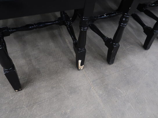 Spisebord med 3 tillægsplader og 10 stk. stole fra LYSBERG, HANSEN & THERP