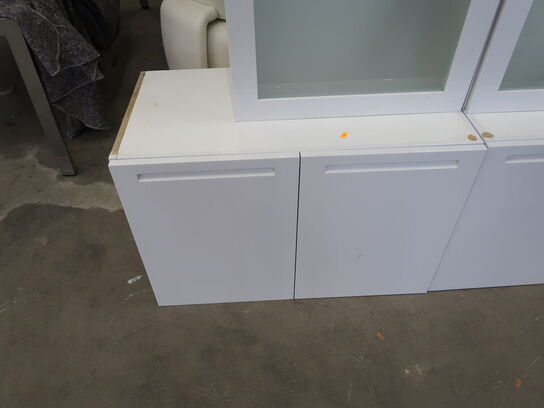 Skabe 2 stk. underskabe og 2 stk. overskabe med glasrude