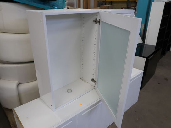 Skabe 2 stk. underskabe og 2 stk. overskabe med glasrude