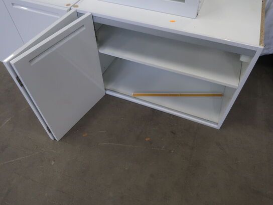 Skabe 2 stk. underskabe og 2 stk. overskabe med glasrude