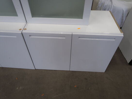 Skabe 2 stk. underskabe og 2 stk. overskabe med glasrude