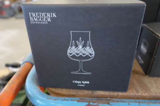Div. Glas  FREDERIK BAGGER   CRiSPY