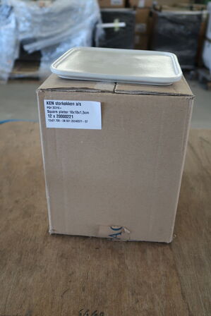 2 kasser (12 pr. stk.) Firkantet Tallerken  KEN STOR KØKKEN 