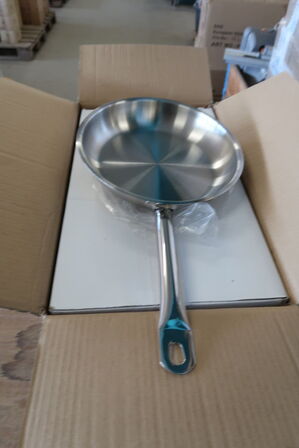 2 kasser (4 pr. stk.) Stegepander DIETA HERES  Menigo