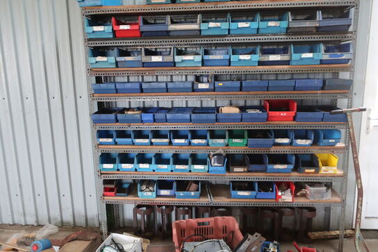 2 stk. rullebukke, paller, reoler, reservedele, værktøj, stiger m.m.