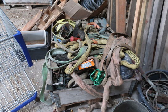 Div. Træ, hegn, værktøj, løftestroppe, buskrydder m.m.