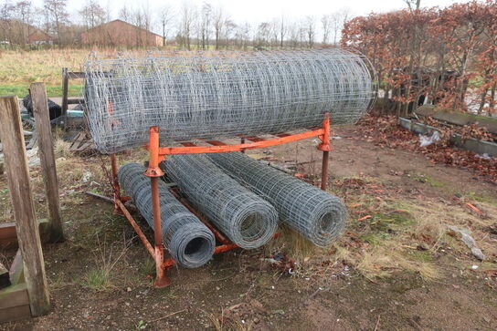 Bareller, paller med indhold, hegnsstolper m.m.