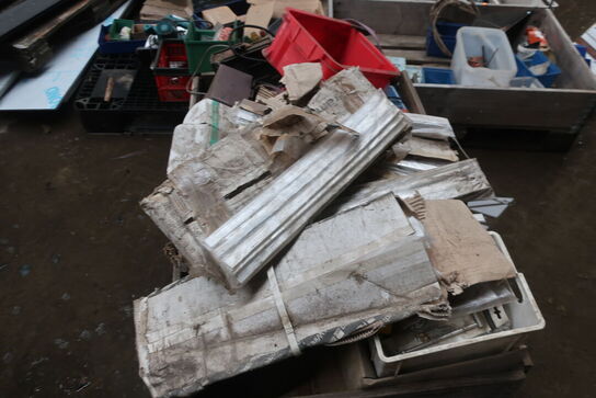 Div. Paller, pallerammer, reservedele, varelager m.m.