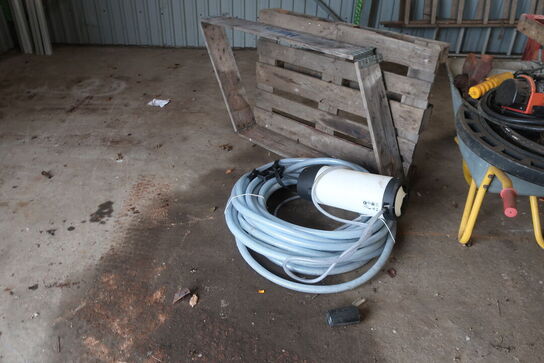 2 stk. rullebukke, paller, reoler, reservedele, værktøj, stiger m.m.